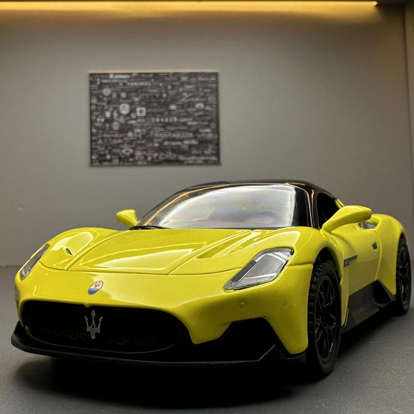金車模1:32 Maserati MC20跑車回力帶聲光玩具電池車音樂模型擺件