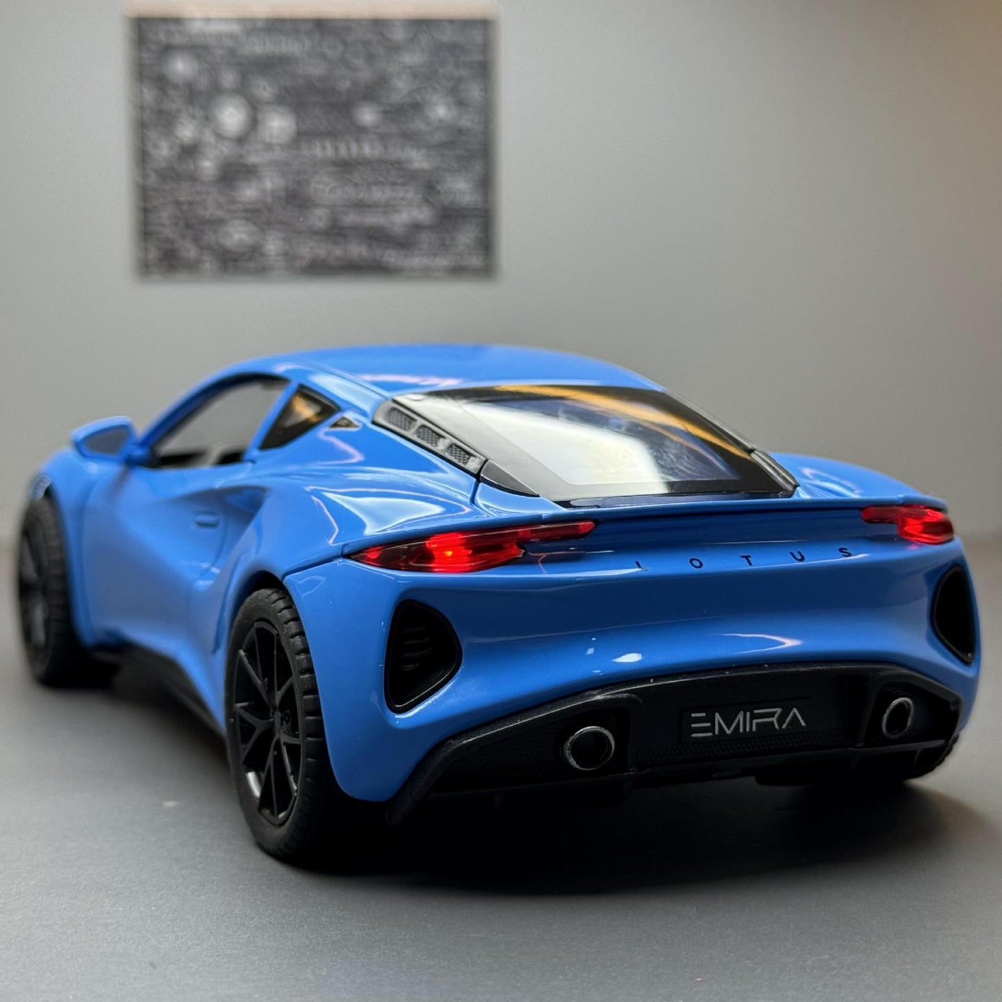 合金車模1:24 Lotus EMIRA跑車帶聲光回力玩具車音樂模型擺件